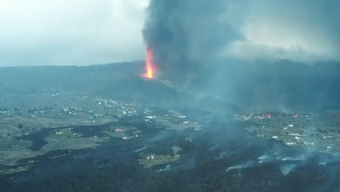 Un dron muestra la magnitud de la destrucción causada por la erupción volcánica en la isla española de La Palma (VIDEO)