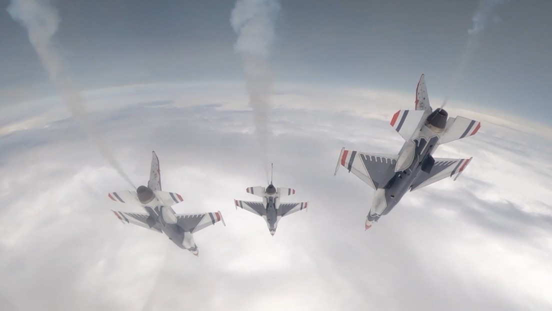 Espectacular toma desde la cabina de un caza de exhibición de los Thunderbirds de EE.UU. que vuelan en formación diamante