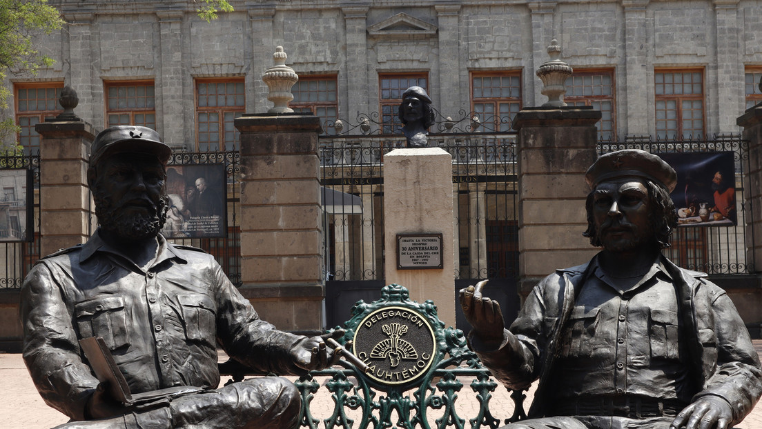 Detienen a dos hombres por lanzar pintura blanca y vandalizar la escultura de Fidel Castro y el Che Guevara en México