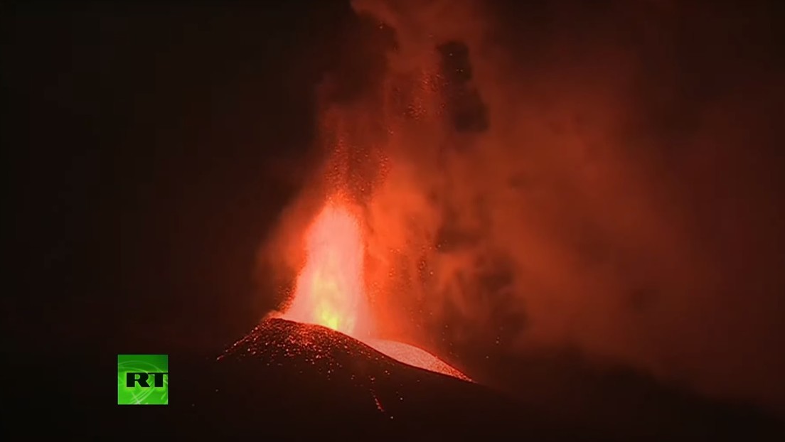 VIDEO: Sigue en erupción el volcán de la isla española de La Palma tras provocar ya el desalojo de más de 6.000 personas