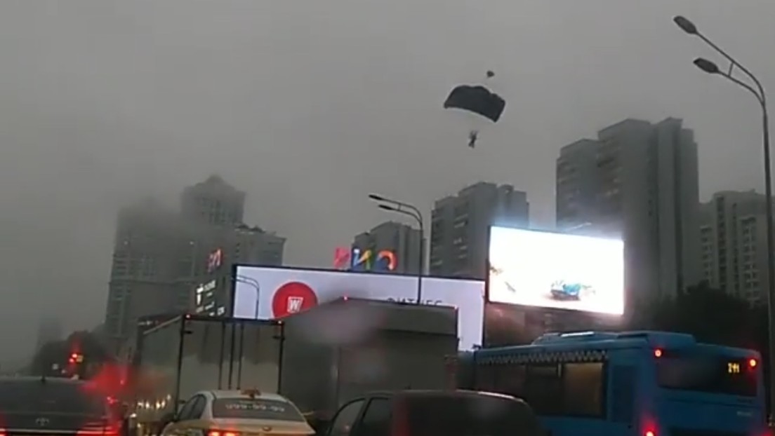 Varios paracaidistas saltan desde un rascacielos de Moscú y aterrizan en una concurrida avenida