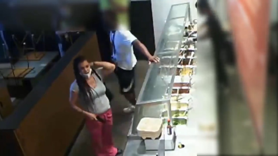 VIDEO: Una mujer amenaza con una pistola a los empleados de un restaurante por no tomar su pedido