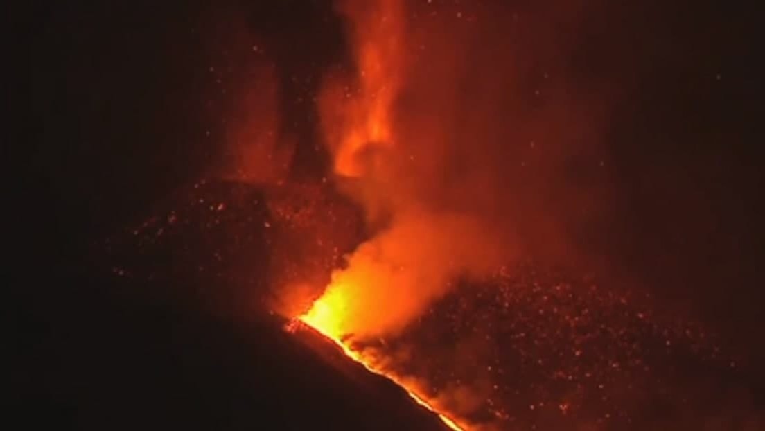 VIDEO: El volcán de La Palma entra en fase explosiva extrema con dos nuevas bocas y expulsa ríos de lava