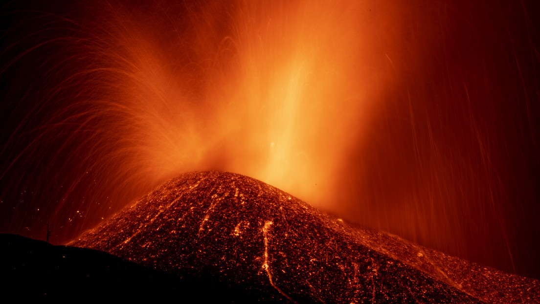 Un episodio explosivo sin precedentes desde el inicio de la erupción del volcán de La Palma provoca el temor de que su cono se derrumbe