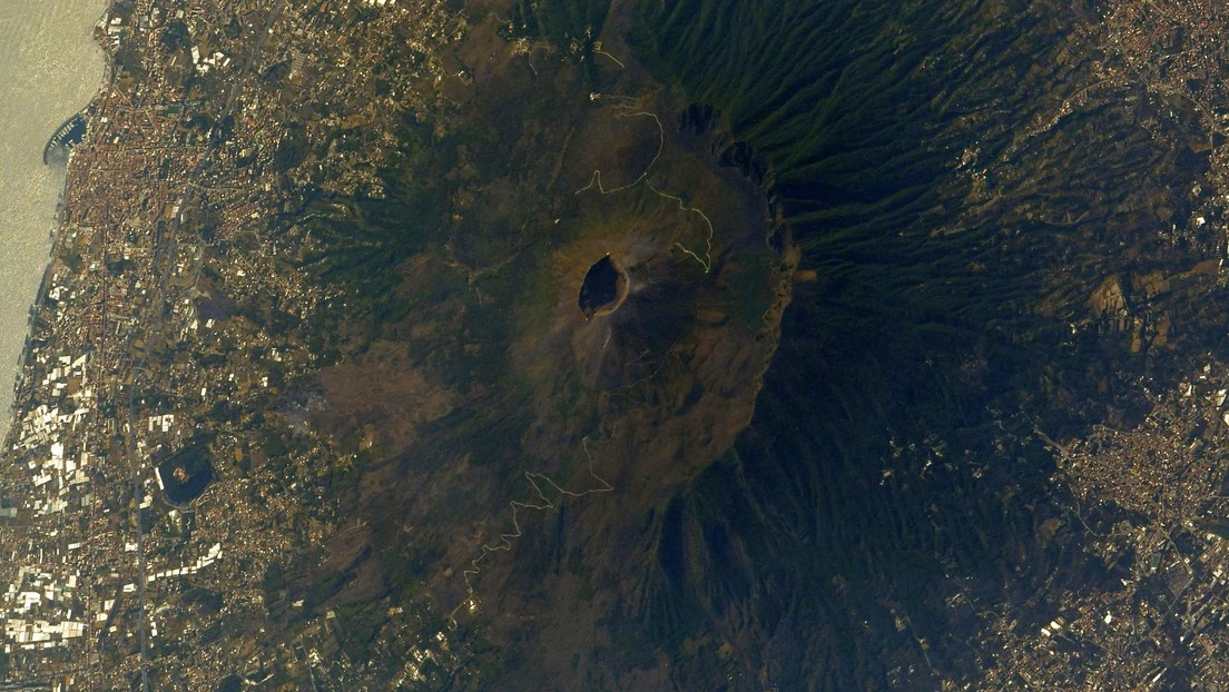 Publican una fascinante foto del Vesubio, uno de los volcanes más mortíferos de la historia, sacada desde el espacio