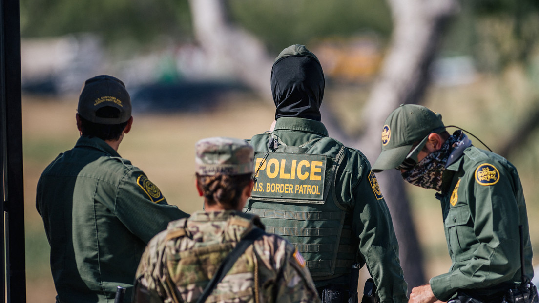 Agentes de EE.UU. detienen a 14 militares mexicanos y les incautan sus armas luego que cruzaran por error la frontera entre ambos países