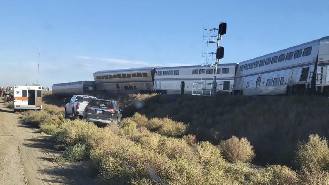 Al menos 3 muertos y 50 heridos al descarrilar un tren con 147 personas a bordo en Montana