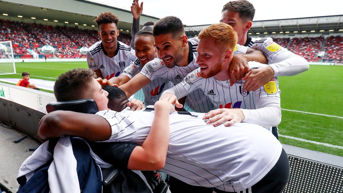 VIDEO: Jugadores del Fulham apoyan a un hincha de 13 años con parálisis cerebral víctima de burlas en redes sociales (y hasta celebran un gol con él)