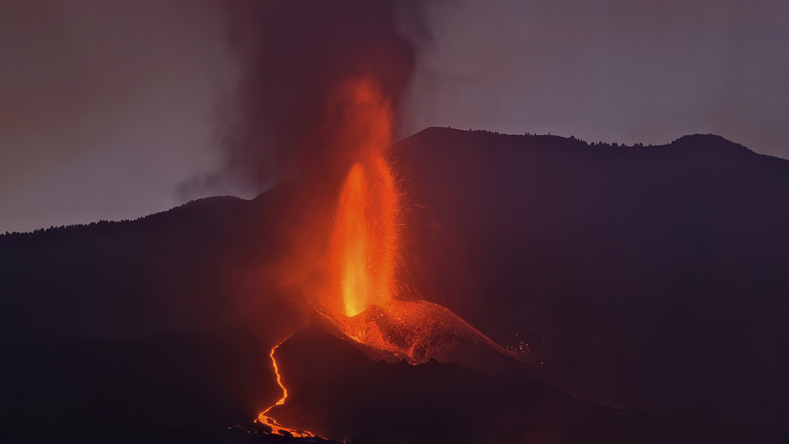 El volcán de La Palma retoma su actividad tras una breve paralización y crece la incertidumbre sobre su evolución (VIDEO)