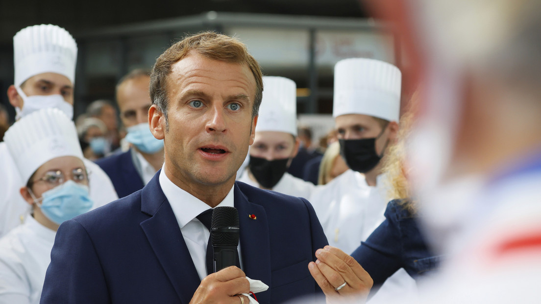 VIDEO: Macron recibe un huevazo durante una visita a una exposición en Lyon