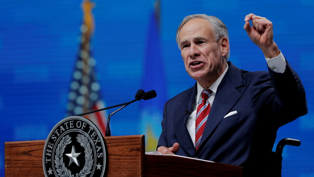 El gobernador de Texas promete contratar a agentes fronterizos acusados de azotar a migrantes si Biden los despide