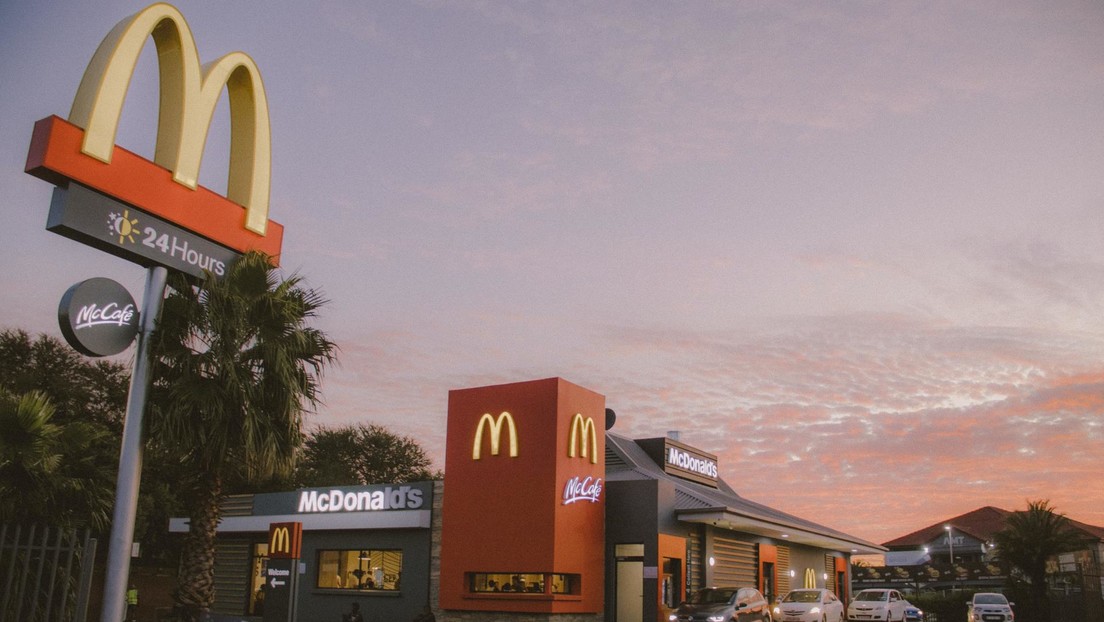 VIDEO: Un trabajador de McDonald's se venga de un cliente poniéndole salsa agridulce en su helado