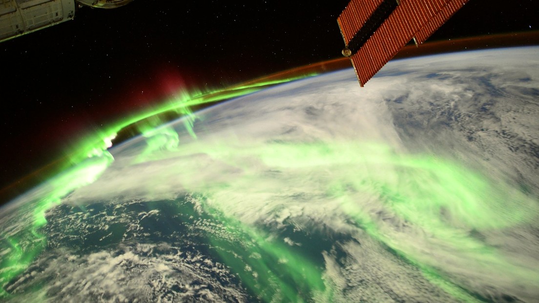 Astronauta muestra una deslumbrante foto tomada desde el espacio de una aurora verde y roja brillando sobre la Tierra