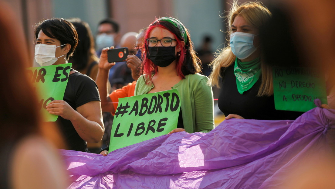 La marcha de mujeres por el aborto legal y seguro en Ciudad de México avanza entre consignas, pintas y choques con la policía (VIDEOS)