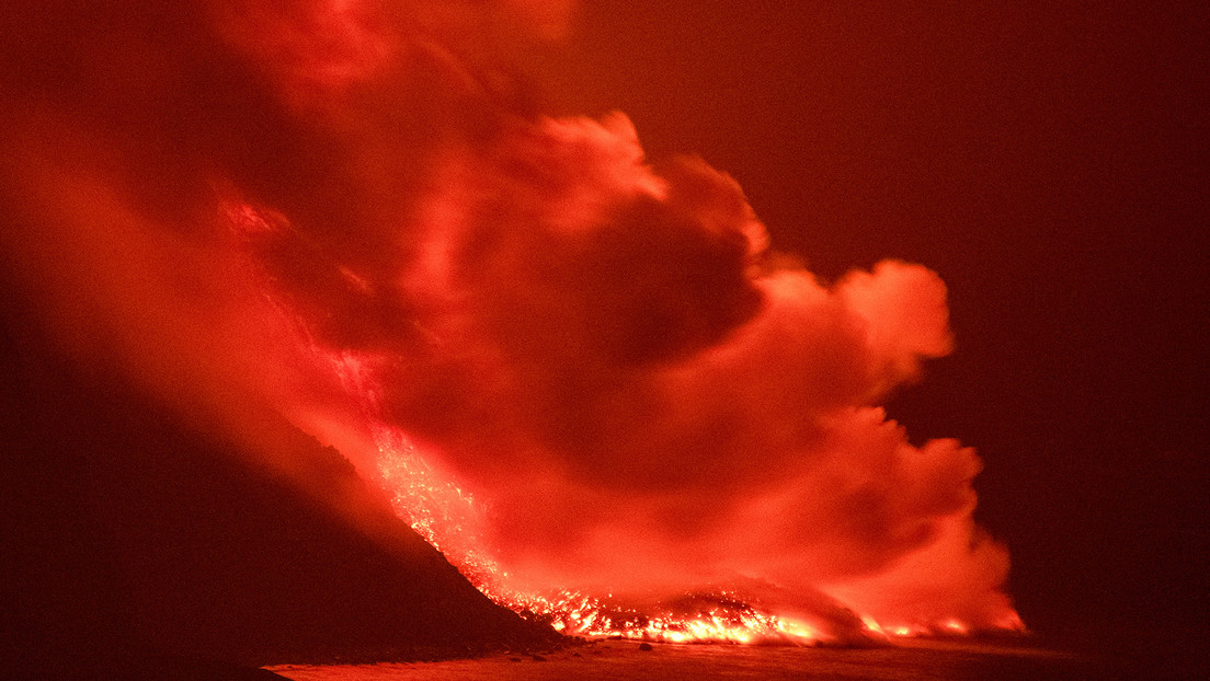 VIDEOS, FOTOS: La lava del volcán de la isla de La Palma gana terreno al mar y crea un delta de 500 metros