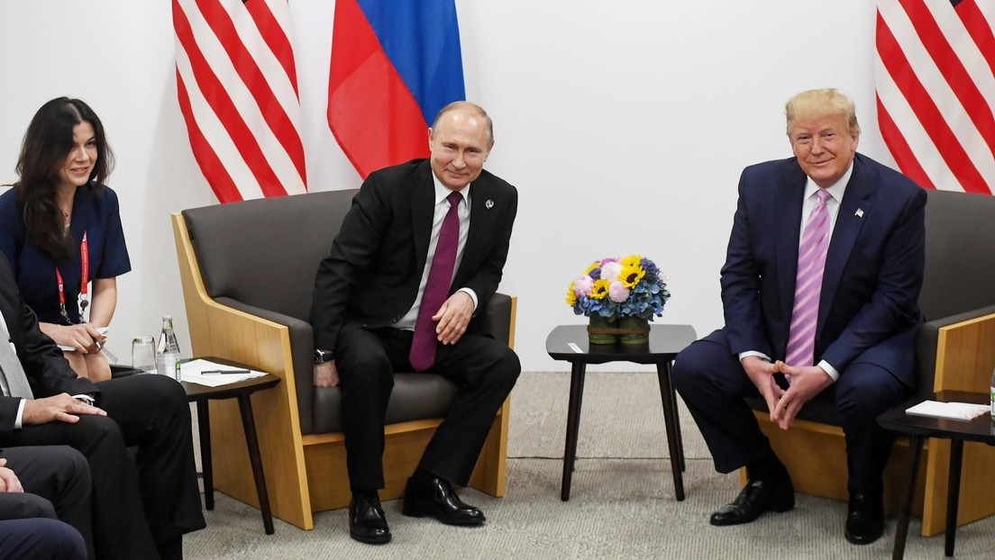 Exvocera de la Casa Blanca revela que sospechaban que Putin escogió a una intérprete bella en una cumbre para "distraer" a Trump y el Kremlin responde