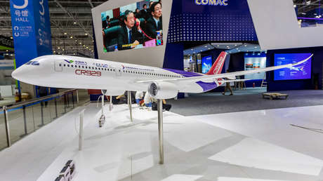 El primer avión ruso-chino de fuselaje ancho sale de fábrica para competir con el Boeing 777 y el Airbus A320