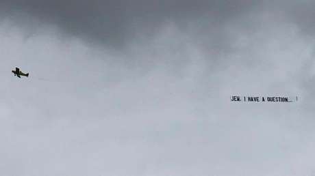 Un hombre cuelga de un avión una pancarta con una propuesta matrimonial (pero algo sale mal y lo acusan de antisemitismo)