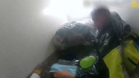 VIDEO: Cámara corporal muestra a policías de Nueva York sumergirse en un apartamento inundado en busca de 3 víctimas de la tormenta tropical Ida