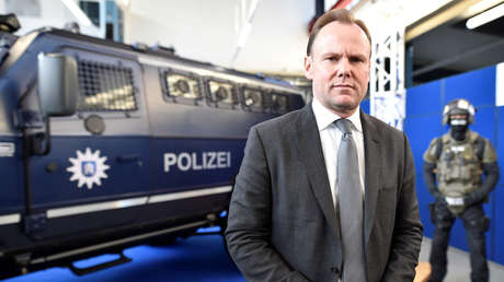 Insulta al ministro del Interior de Hamburgo en un comentario en Twitter y meses después la Policía llega a su vivienda para un registro
