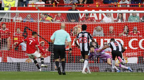 Cristiano Ronaldo marca un doblete en su debut con el Manchester United y lleva a su equipo al liderato de la Premier League