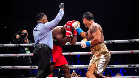 Evander Holyfield cae por nocaut en el primer asalto ante el brasileño Vitor Belfort en su regreso a los cuadriláteros