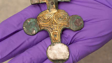 Devuelven a un museo de Inglaterra un broche anglosajón robado hace 26 años