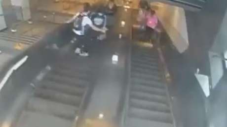 VIDEO: Una mujer cae por la escalera mecánica tras ser pateada por un hombre en el metro de Nueva York