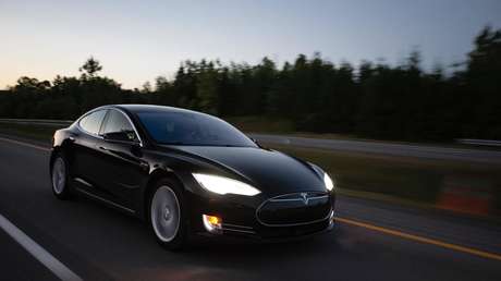 ¿Un Tesla submarino? Bloguero decide probar bajo el agua el modelo más rápido de esa compañía (VIDEO)