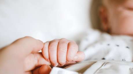 Bebé de un año muere tras ser olvidada por su madre en el auto durante nueve horas