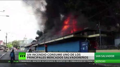 Un incendio consume uno de los principales mercados de San Salvador