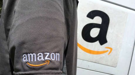 Un repartidor de Amazon intenta espantar un insecto y lanza accidentalmente un paquete al tejado de una casa (el momento queda grabado)