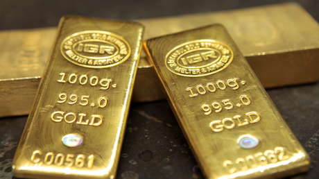 Detienen a un hombre en la India que intentó llevar de contrabando casi un kilo de pasta de oro escondida en el recto (FOTOS)