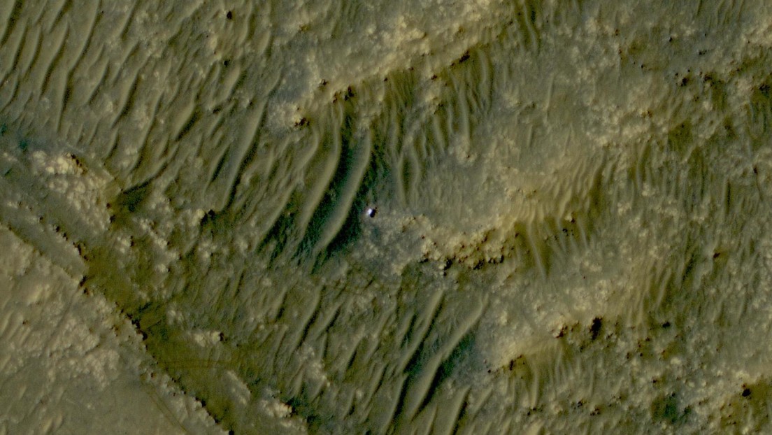 Una sonda fotografía desde la órbita de Marte al róver Perseverance trabajando en la superficie del planeta rojo