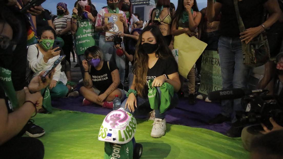 Innovación tecnológica de la 'marea verde': feministas inventan a rAborta, una robot que reparte pastillas para ampliar el derecho al aborto en México