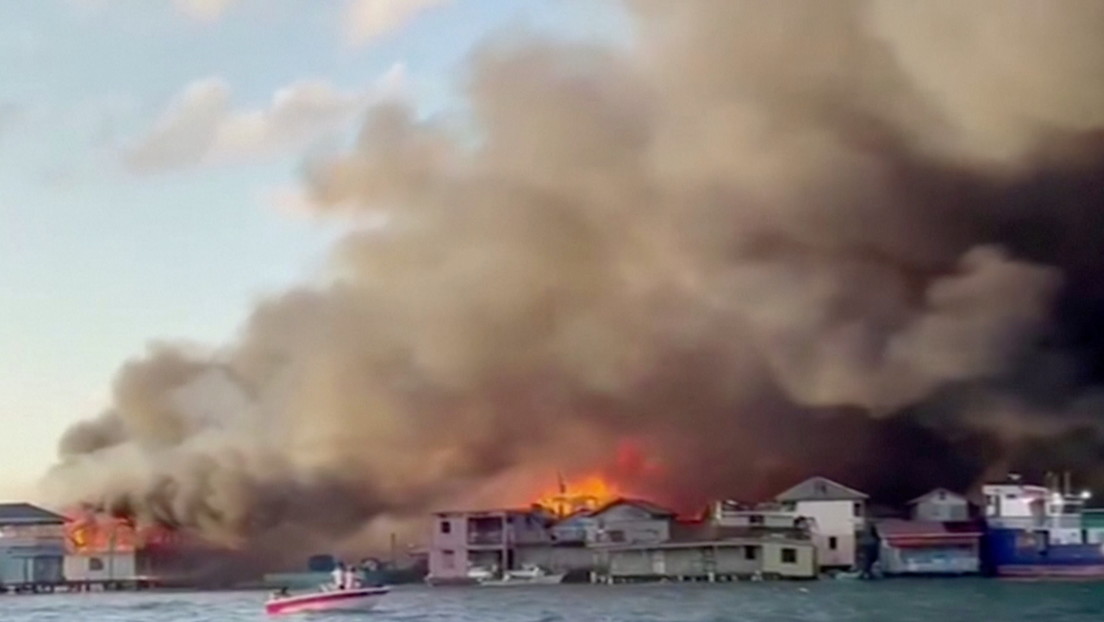 Cientos de viviendas destruidas y 1.500 personas damnificadas: un fuerte incendio arrasa una isla hondureña (VIDEOS)