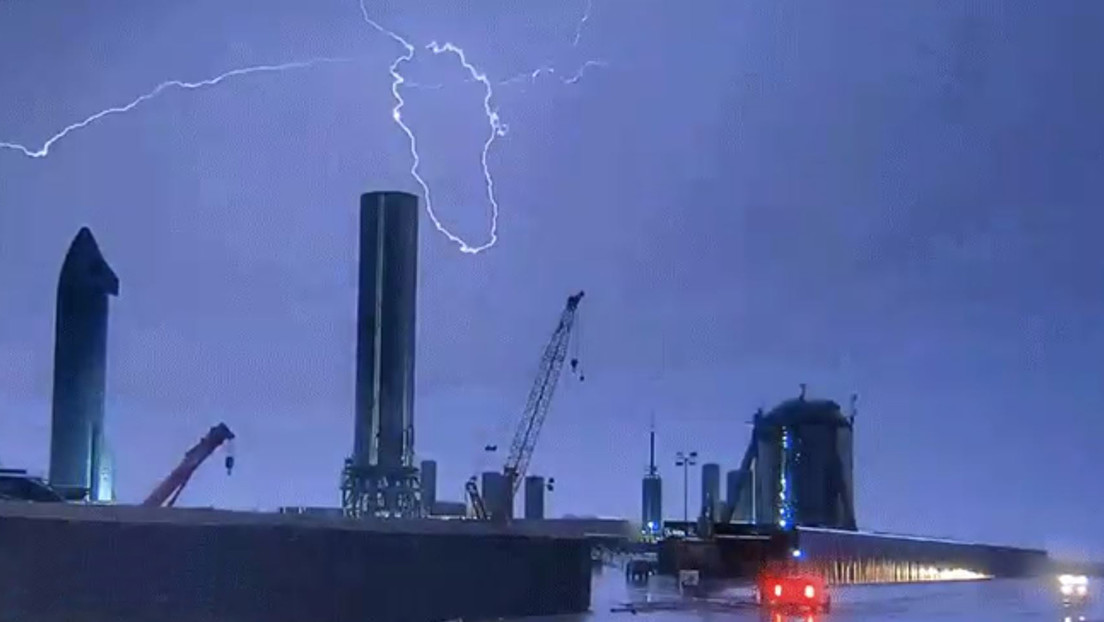 Impresionantes imágenes de una tormenta eléctrica en el centro de lanzamiento de SpaceX en la Starbase