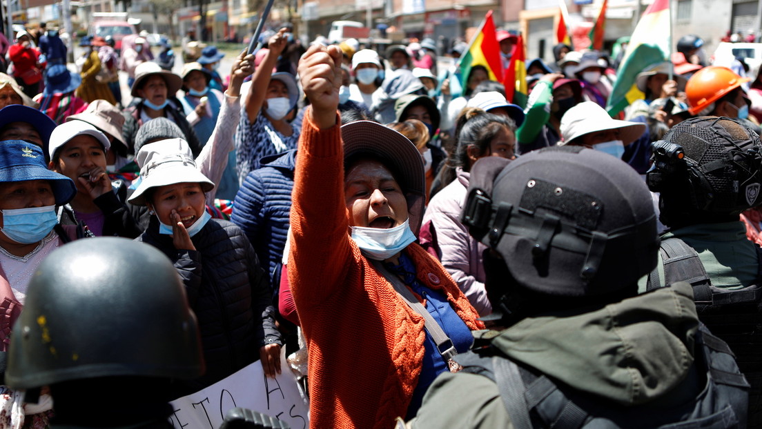 Dos policías heridos y uso de dinamita: continúa la protesta de cocaleros en Bolivia que rechazan la nueva directiva de su asociación en La Paz