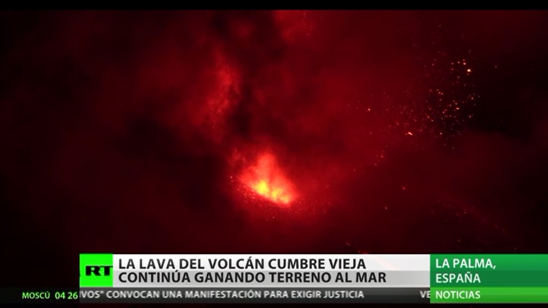 Los ríos de lava del volcán Cumbre Vieja continúan ganándole terreno al mar en la isla española de La Palma