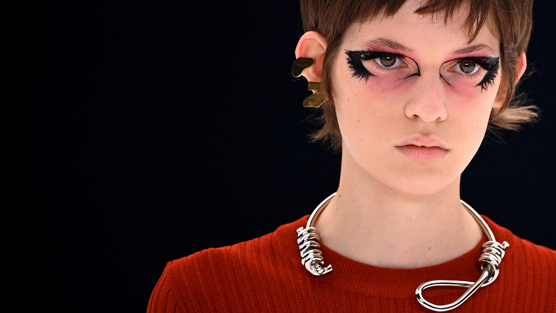 Givenchy presenta un collar en forma de soga con un nudo de horca y la critican por tener "una cínica agenda para escandalizar" (FOTO)