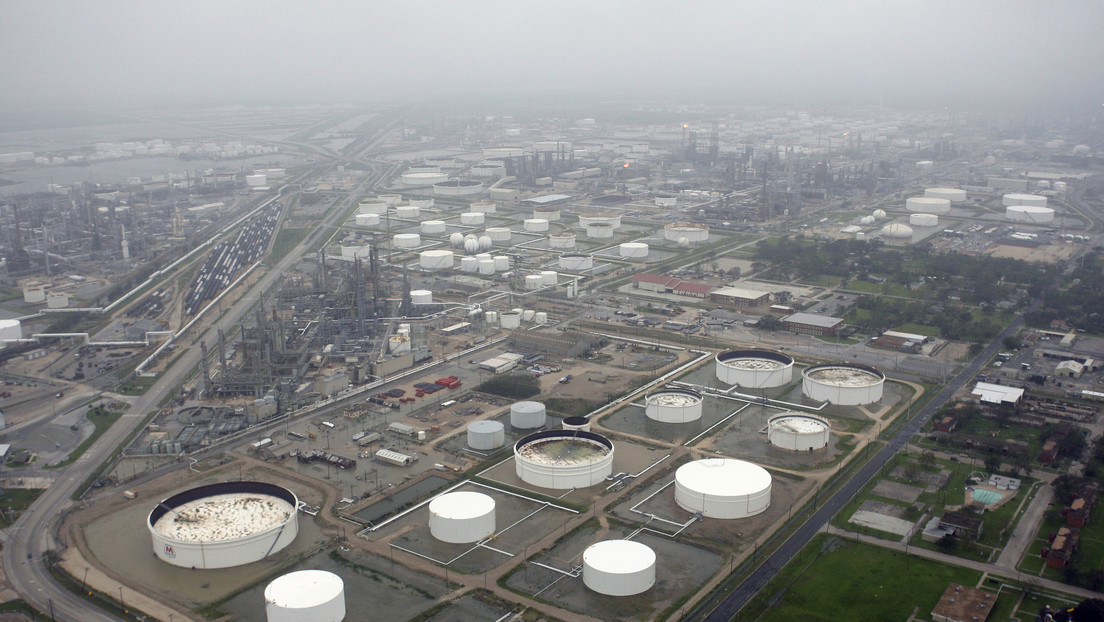 Falla en el sistema de bombeo de una refinería de Texas provoca la fuga de "grandes cantidades" de petróleo (VIDEO)