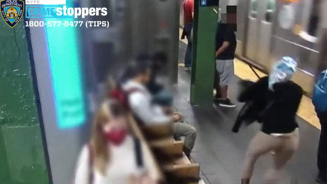 Una mujer se salva de ser atropellada por el metro de Nueva York después de que intentaran arrojarla a las vías (VIDEO)