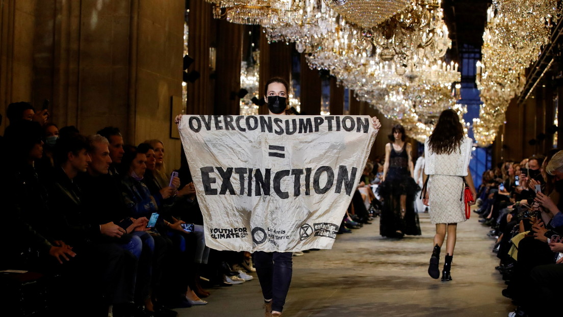 Una activista irrumpe en un desfile de moda de Louis Vuitton en París y  exhibe un cartel en la pasarela (VIDEO) - RT