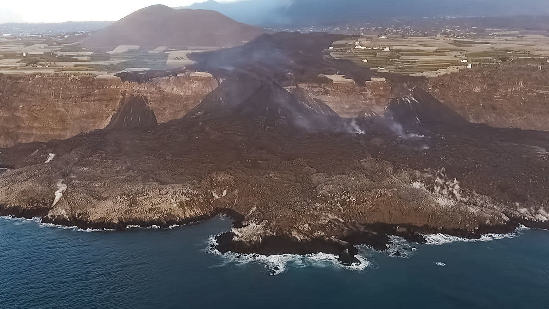 Espectaculares imágenes del terreno creado por el volcán  de La Palma y la caída de una colada sobre las plataneras