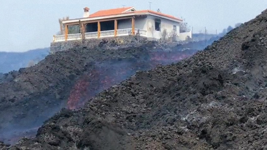 VIDEO: Una casa rodeada por flujos de lava sobrevive en solitario a la erupción en La Palma