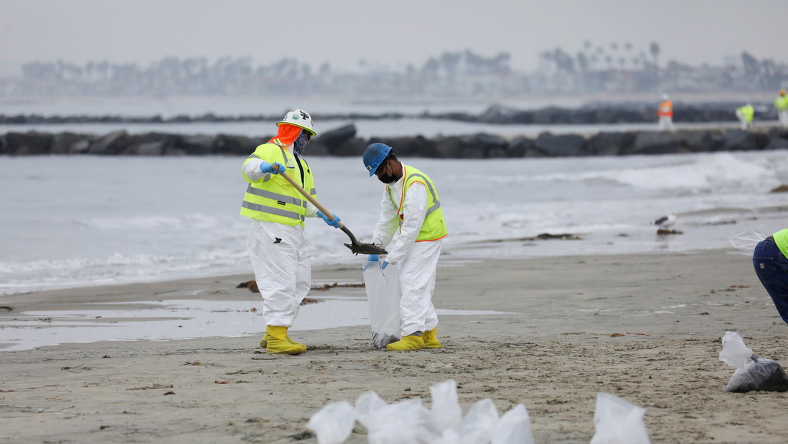 Las autoridades opinan que el oleoducto que causó el masivo derrame de petróleo cerca de las costas de California se habría dañado hace un año