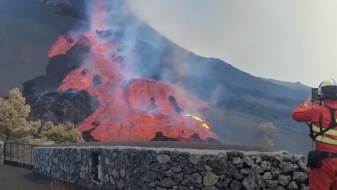 VIDEO: Se derrama una tercera colada de lava tras el derrumbe del flanco norte del volcán Cumbre Vieja, en La Palma