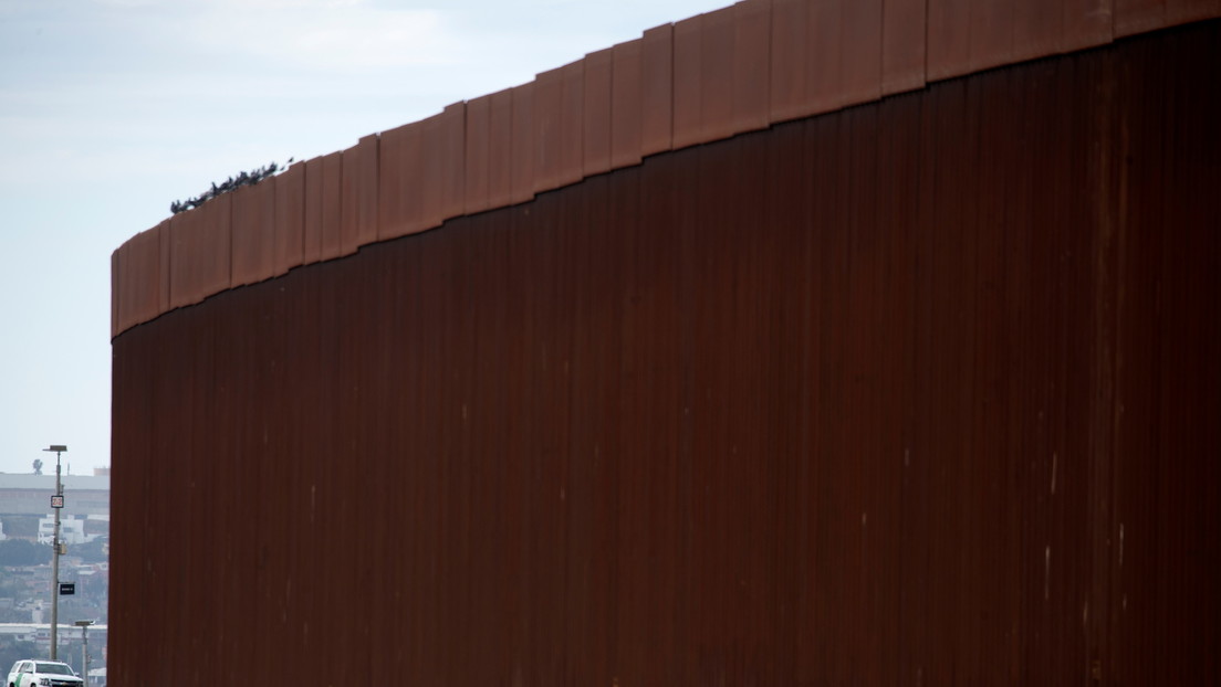 "Ya están pagados": Captan miles de paneles de acero sin utilizar destinados a la construcción del muro entre EE.UU. y México (FOTOS)