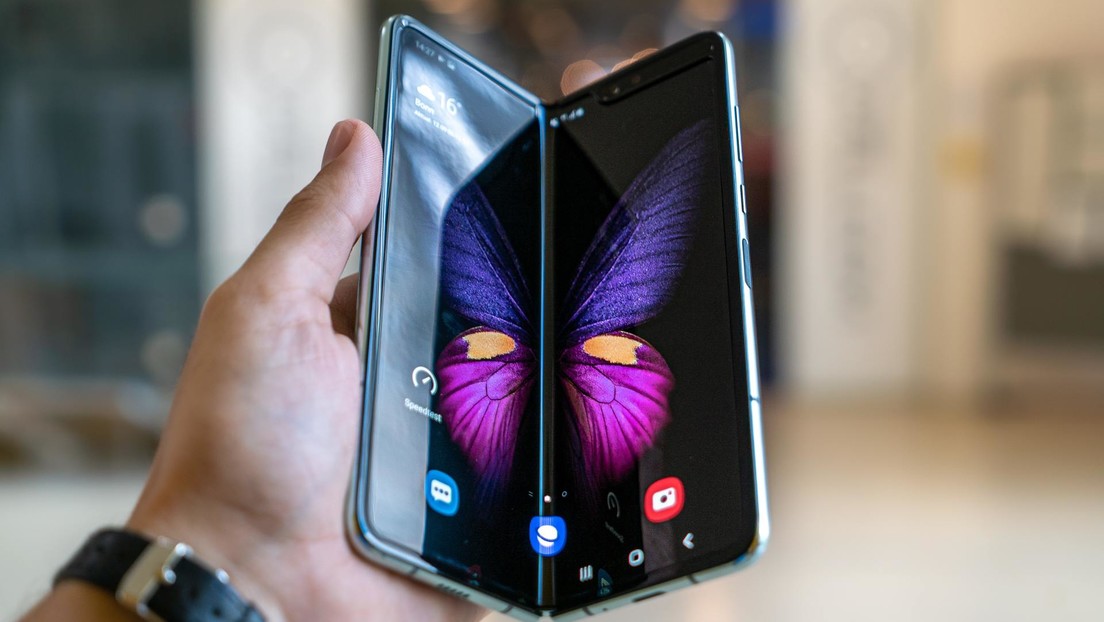 VIDEO: Samsung pone a prueba la resistencia de sus teléfonos plegables en medio de las quejas de usuarios por la aparición de grietas