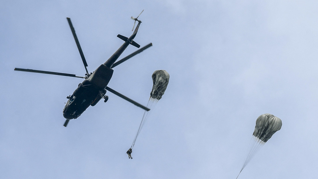 Soldado colombiano sobrevive de milagro a la caída desde un helicóptero tras el fallo de su paracaídas (y el momento queda grabado)